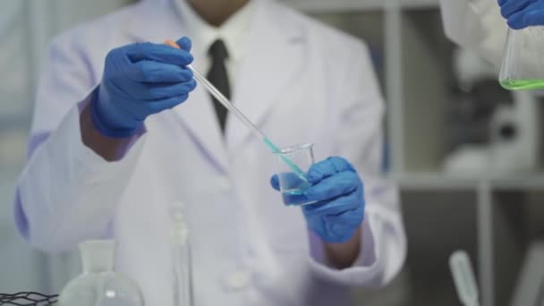 医学研究科学家在实验室里试验疫苗实验药物医生在试管里用化学仪器对飞毛虫样本进行测试 — 图库视频影像