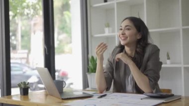 Kağıt, çizelge, grafik ve hesaplama giderlerine bakan iş kadını, istatistik ve hesap makinesiyle mali harcamalara bakan kız, ofiste çalışan kız, dizüstü bilgisayar üzerinde çalışırken mali analiz