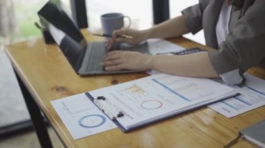 Kağıt, çizelge, grafik ve hesaplama giderlerine bakan iş kadını, istatistik ve hesap makinesiyle mali harcamalara bakan kız, ofiste çalışan kız, dizüstü bilgisayar üzerinde çalışırken mali analiz
