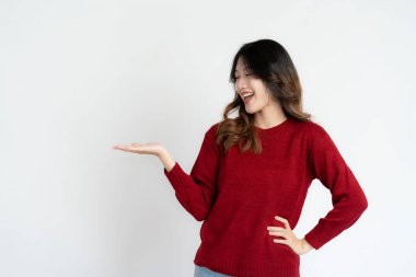 Asyalı uzun saçlı siyah güzel kadın çok mutlu. Heyecanlı el hareketi ve hayret verici. Beyaz arkaplanda izole edilmiş stüdyo portresi.