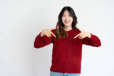 Asyalı uzun saçlı siyah güzel kadın çok mutlu. Heyecanlı el hareketi ve hayret verici. Beyaz arkaplanda izole edilmiş stüdyo portresi.