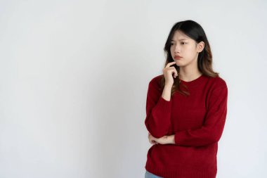 Asyalı uzun saçlı siyah güzel kadın çok mutlu. Heyecanlı el hareketi ve hayret verici. Beyaz arkaplanda izole edilmiş stüdyo portresi.