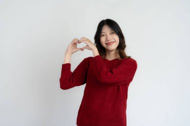 Asyalı uzun saçlı siyah güzel kadın çok mutlu. Heyecanlı el hareketi ve hayret verici. Beyaz arkaplanda izole edilmiş stüdyo portresi.