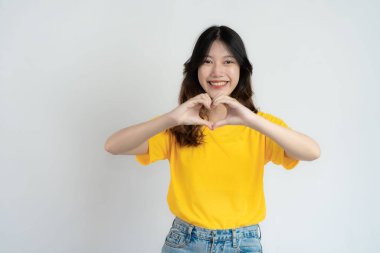 Asyalı uzun saçlı siyah güzel kadın çok mutlu. Heyecanlı el hareketi ve hayret verici. Beyaz arkaplanda izole edilmiş stüdyo portresi.