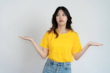 Asyalı uzun saçlı siyah güzel kadın çok mutlu. Heyecanlı el hareketi ve hayret verici. Beyaz arkaplanda izole edilmiş stüdyo portresi.