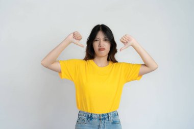 Asyalı uzun saçlı siyah güzel kadın çok mutlu. Heyecanlı el hareketi ve hayret verici. Beyaz arkaplanda izole edilmiş stüdyo portresi.