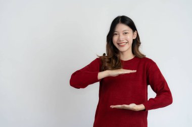 Asyalı uzun saçlı siyah güzel kadın çok mutlu. Heyecanlı el hareketi ve hayret verici. Beyaz arkaplanda izole edilmiş stüdyo portresi.