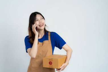 Beyaz arka planda akıllı telefon ve kutu taşıyan Asyalı kadın, çevrimiçi dağıtım ve satış kavramı