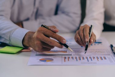 Bir grup Asyalı iş adamı birlikte çalışmak için beyin fırtınası yapıyorlar. Paylaşım, arayış eğilimleri kaynakları paylaşın, iş sorunlarını çözün, şirketteki performansı değerlendirin.