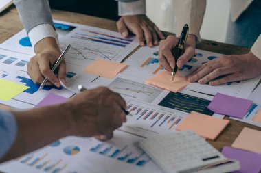 Bir grup Asyalı iş adamı birlikte çalışmak için beyin fırtınası yapıyorlar. Paylaşım, arayış eğilimleri kaynakları paylaşın, iş sorunlarını çözün, şirketteki performansı değerlendirin.