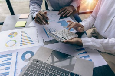 Bir grup Asyalı iş adamı birlikte çalışmak için beyin fırtınası yapıyorlar. Paylaşım, arayış eğilimleri kaynakları paylaşın, iş sorunlarını çözün, şirketteki performansı değerlendirin.