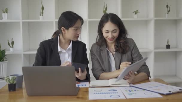 Dvě Asijské Podnikatelky Analyzující Data Grafu Dokumentu Pomocí Souborů Dokumentů — Stock video