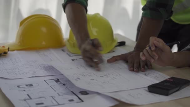 由2名身穿背心和钢盔的专业工程师组成的小组在4K会议室进行大楼和房屋建设项目集思广益计划 — 图库视频影像