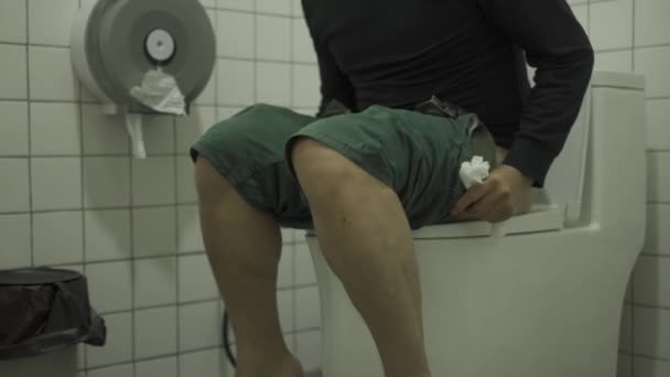 下痢に苦しむ男は 自宅でトイレに座っている 痔や便秘 痔の痛みや不快感 — ストック動画
