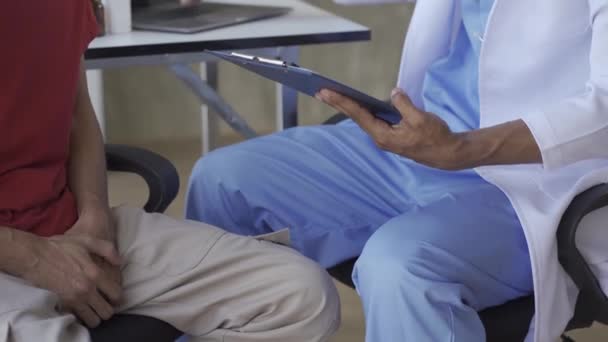 Manlig Läkare Och Testikelcancer Patient Diskuterar Testrapport Testikelcancer Och Prostatacancer — Stockvideo