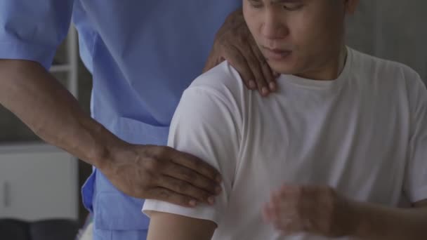 Program Fisioterapi Dengan Bantuan Seorang Dokter Rehabilitasi Setelah Perawatan Kesehatan — Stok Video