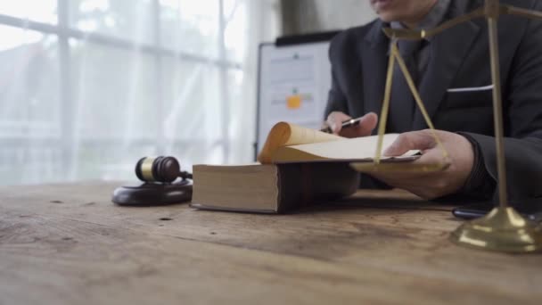 Okänd Advokat Arbetar Med Dokument Och Juridiska Böcker Gyllene Fjäll — Stockvideo