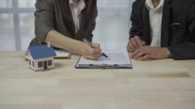 An agent or broker offers to sell, rent, buy, buy or invest in real estate, to model a house or a residential building.