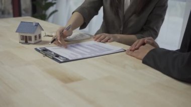 An agent or broker offers to sell, rent, buy, buy or invest in real estate, to model a house or a residential building.