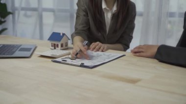 An agent or broker offers to sell, rent, buy, buy or invest in real estate, to model a house or a residential building.