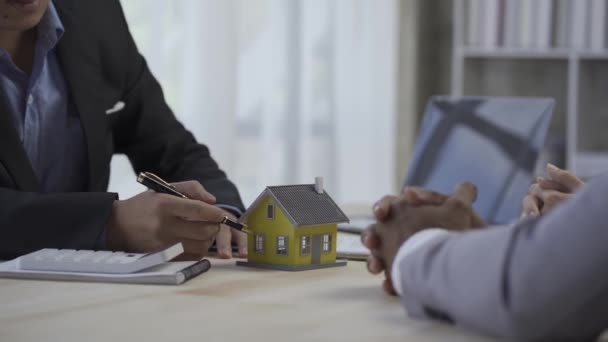 经纪人或经纪人提出出售 购买或投资于房地产 为房屋或住宅建造模型 — 图库视频影像