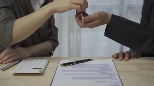 Sales Agent Shaking Hands Handing Keys New Homeowner Final Deal — Stock video