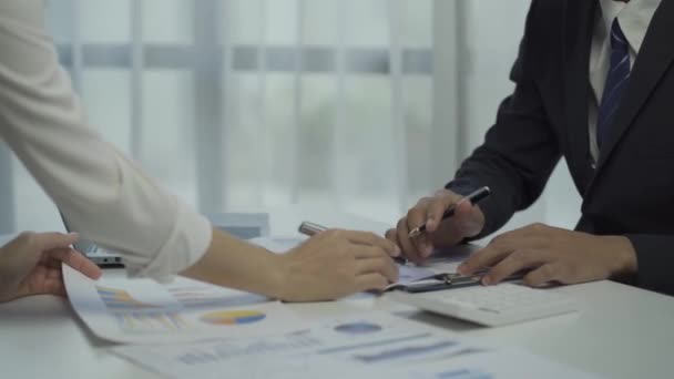 Group Asian Businessmen Brainstorming Close Plan Meeting Statistical Analysis Pointing — Stock video