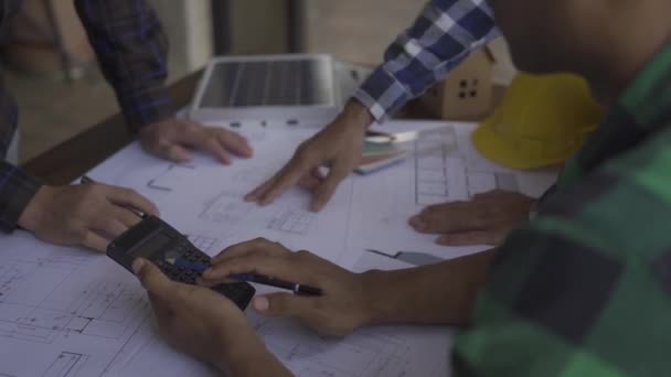 Civil Engineer Team Together Architect Foreman View Blue Print Plan — Stockvideo