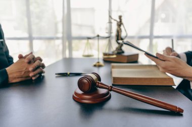 sign the agreement Concepts of legal process and litigation. Insurance Broker Lawyers provide legal advice to clients with buying a rental home. Financial advisor with loan investment contract