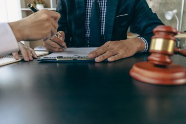 sign the agreement Concepts of legal process and litigation. Insurance Broker Lawyers provide legal advice to clients with buying a rental home. Financial advisor with loan investment contract