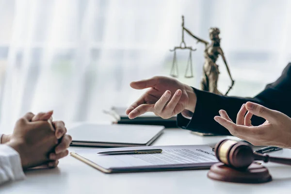 sign the agreement Concepts of legal process and litigation. Insurance Broker Lawyers provide legal advice to clients with buying a rental home. Financial advisor with loan investment contract