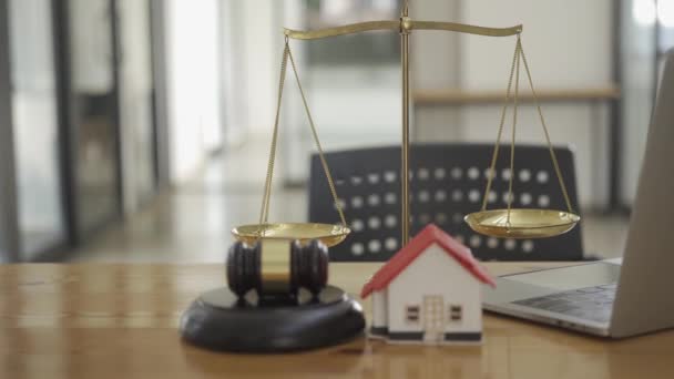 Real Estate Auction Concept House Model Judge Hammer Scales Real — Stock Video