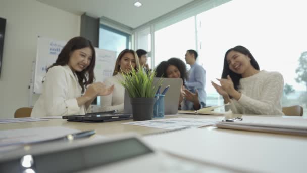 Confident Happy Group Young Asian Businessmen Applauding Success Company Success — Αρχείο Βίντεο