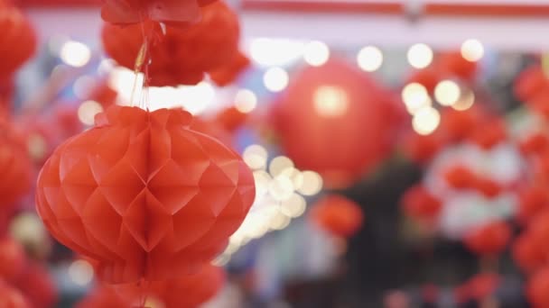 Hermosas Linternas Rojas Redondas Cuelgan Balancean Concepto Festival Año Nuevo — Vídeos de Stock