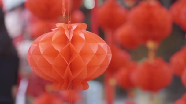 美しい丸い赤い提灯がハングし 揺れます 中国の旧正月の祭りの概念 — ストック動画