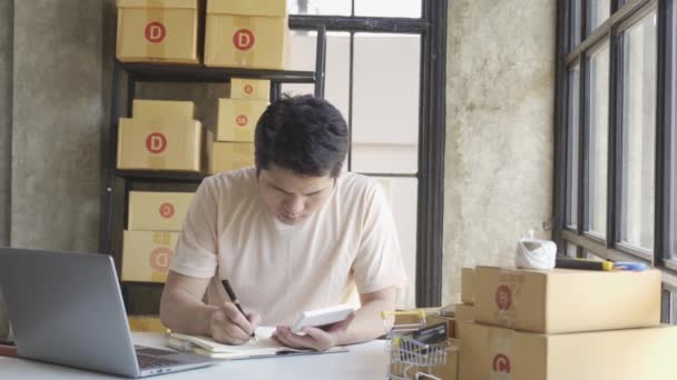 Junger Asiatischer Geschäftsmann Shirt Inmitten Von Paketen Arbeitet Einem Home — Stockvideo