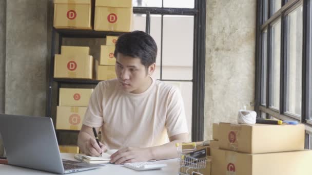 Joven Hombre Negocios Asiático Camiseta Entre Paquetes Trabajando Una Oficina — Vídeo de stock