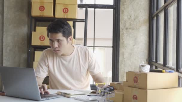 Joven Hombre Negocios Asiático Camiseta Entre Paquetes Trabajando Una Oficina — Vídeo de stock
