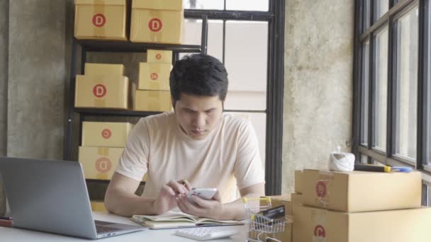 Joven Hombre Negocios Asiático Camiseta Entre Paquetes Trabajando Una Oficina — Vídeos de Stock
