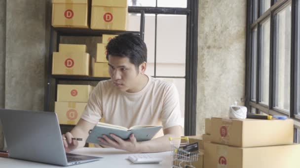 Mladý Asijský Podnikatel Tričku Mezi Balíky Práce Domácí Kanceláři Notebookem — Stock video