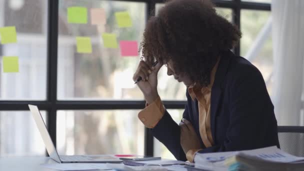 Femme Affaires Noire Blanche Parlant Téléphone Discutant Documents Représentant Des — Video