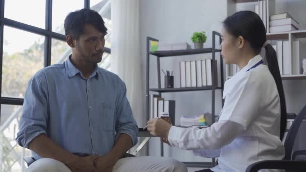 Medicinsk Konsultation Smärta Prostatakörteln Man Klämmer Urinröret Med Händerna Manlig — Stockvideo