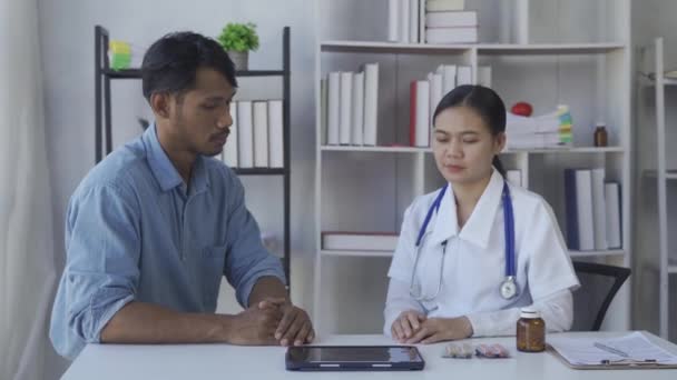 Asiatisk Kvinnlig Läkare Vit Medicinsk Rock Med Urklipp Och Tablett — Stockvideo