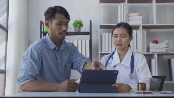 Asian Female Doctor White Medical Coat Using Clipboard Tablet Discussing — Stock videók