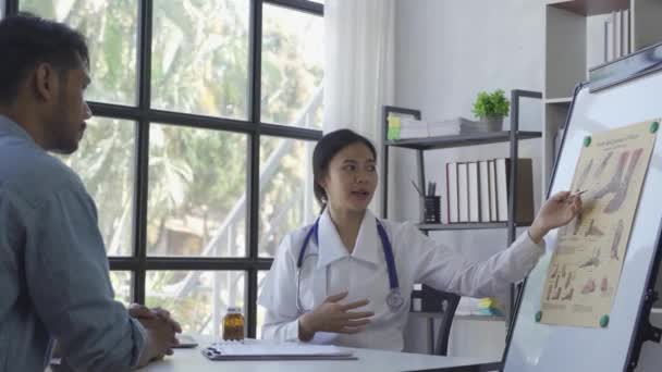 Asian Female Doctor White Medical Coat Using Clipboard Tablet Discussing — Wideo stockowe