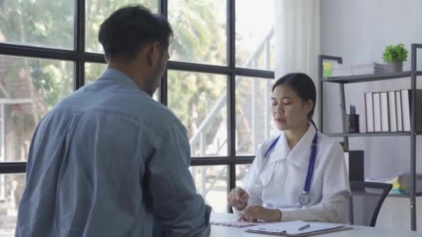 Азиатская Женщина Врач Белом Медицинском Халате Помощью Планшета Планшета Обсуждает — стоковое видео