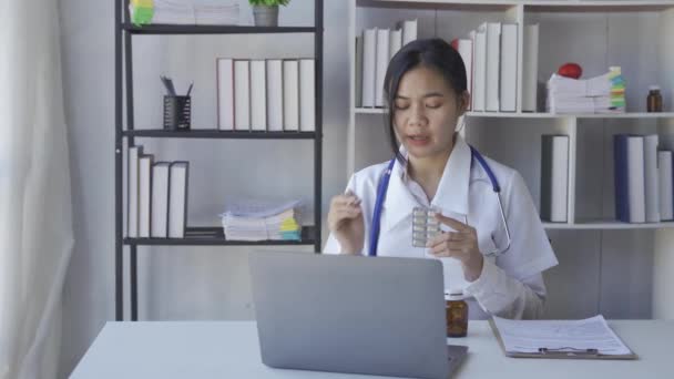 Asiatisk Kvinnlig Läkare Ger Online Läkarkonsultation Med Bärbar Dator Konferensvideosamtal — Stockvideo