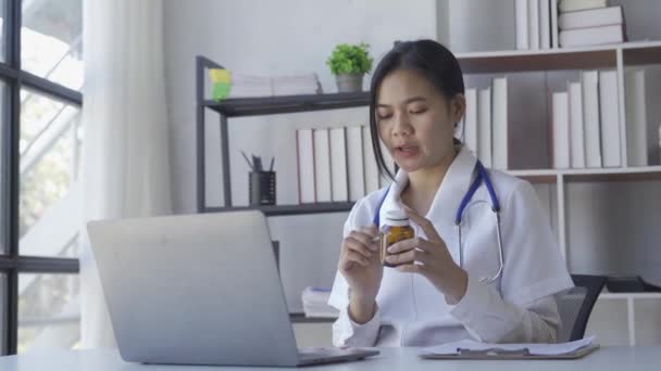 亚洲女医生用笔记本电脑提供在线医疗咨询与开海人交谈的会议视频电话 — 图库视频影像