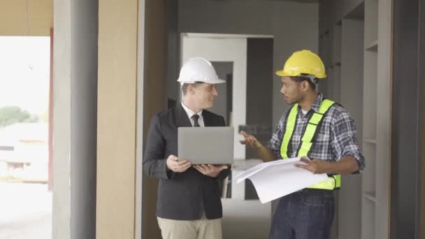 모자를 회의를 엔지니어 사업가로서 Uhd 건축중인 미완성 건물에서 컴퓨터 태블릿 — 비디오