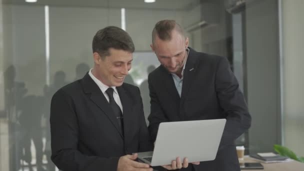 Two Excited Top Financial Managers Holding Laptop Looking Documents Celebrating — Vídeo de stock